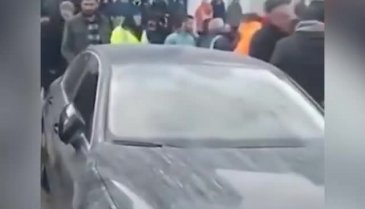 Depremzedelere gülen valinin aracını tekmelediler