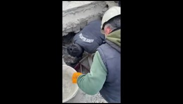 Gürsulu ekipler enkazda bir 'nefes' arıyor