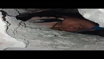 Enkaz altındaki kadın ile kurtarma görevlisi arasında duygulandıran diyalog