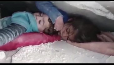 Enkaz altındaki kardeşini korudu: Bizi çıkarın istediğiniz her şeyi yaparım
