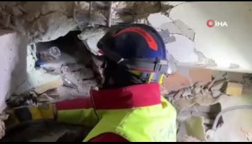 Alman kurtarma görevlisin enkaz altındaki kadınla Türkçe konuştu