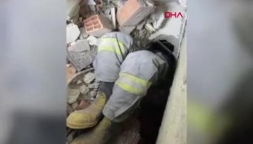 Kahramanmaraş'ta ekipler enkazdan kurtardıkları Ayfer'e dondurma sözü verdi