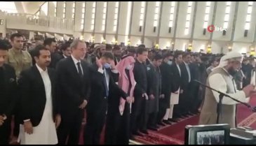Pakistan'da depremde hayatını kaybedenler için gıyabi cenaze namazı kılındı