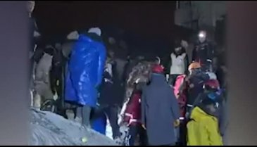 Deprem bölgesinde bunu da yaptılar! Elini enkazın başındaki görevlinin cebine atıp...