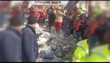 128 saat sonra 2 aylık bebek yıkıntıların arasından kurtarıldı