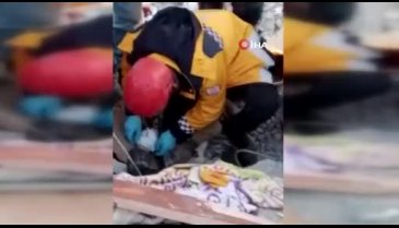 Bursa Gürsu ekibi Hüsam Muhammed El Hüseyin'i enkazdan kurtardı