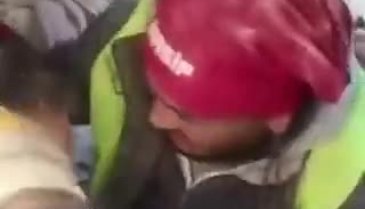 Bakan Özer, enkazdan kurtarılan Emine Öğretmen'in o anlarını paylaştı