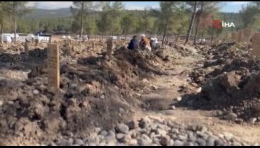 Kahramanmaraş'ta sıralı mezarların başındaki ailelerin görüntüsü yürek burkuyor