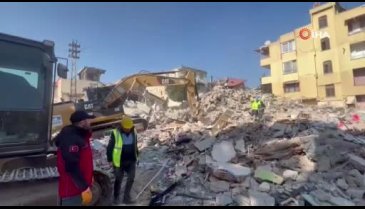 Hatay'da enkaz kaldırma çalışmaları sürüyor