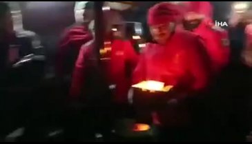 8 yaşındaki Öznur'a 4 pastalı doğum günü kutlaması