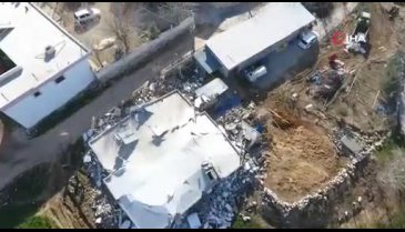 Adıyaman'da depremzede enkaz altındaki ineğini sürünerek besliyor