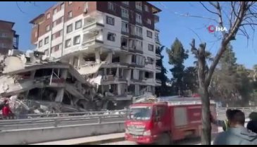 Hatay'da hasarlı bina çalışma esnasında yıkıldı