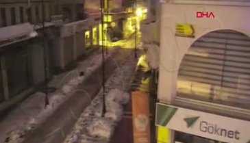 Malatya'daki deprem anı kameralara yansıdı