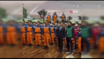 Japon arama kurtarma ekibi hayatını kaybedenler için saygı duruşunda bulundu
