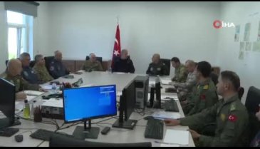 Bakan Akar, TSK Helikopter Koordinasyon Merkezi'nde incelemelerde bulundu