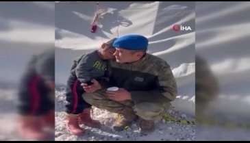 Depremzede kız çocuğu dakikalarca Mehmetçik'in omzunda yattı