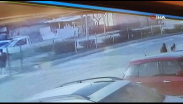 Bursa'da motosikletin araca çarptığı kaza anı kamerada