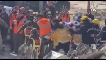 Hatay'da 296'ncı saatte 3 kişi enkazdan çıkarıldı