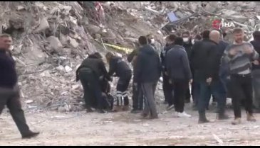 Kahramanmaraş'ta enkaz kaldırma çalışmalarını izleyen bir kişi, kepçe darbesiyle yaşamını yitirdi