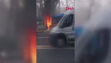 İstanbul'da seyir halindeki minibüs alev aldı