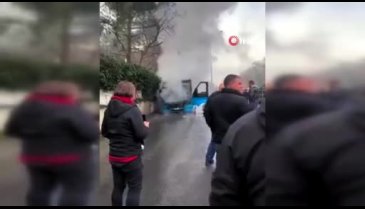İstanbul Sarıyer'de yanan minibüs söndürüldü
