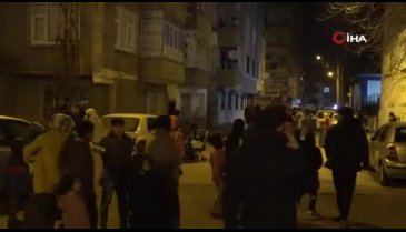 Hatay'da deprem oldu, vatandaş serum ile dışarı kaçtı