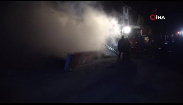 Hatay'da bina hem yıkıldı hem yandı: Enkaz altında 1 kişinin olduğu düşünülüyor