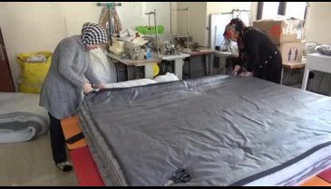 Bursa'da kadınlar depremzedeler için uyku tulumu üretiyor