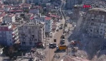 Hatay'da mobil baz istasyonu üzerine enkaz devrildi