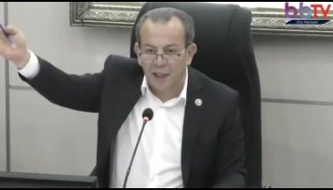 Tanju Özcan'a saldırı... Ne bulduysa fırlattı