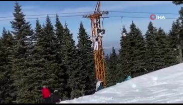 Uludağ'da bir kayakçı telesiyejde asılı kaldı