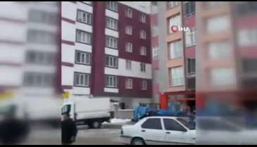 Depremin yeni görüntüleri ortaya çıktı... Binaların çatlaması çökmesi kamerada