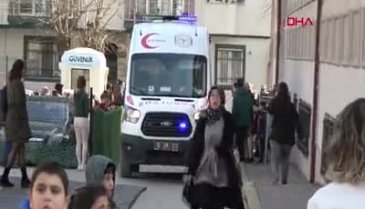 Balıkesir'de otomobil okul bahçesinin duvarında asılı kaldı