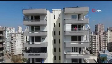 Yıkılacak binalardan hurda topluyorlar