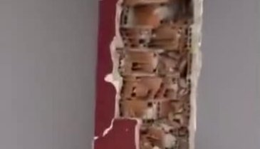 Oturduğu binanın kolonlar tuğladan yapılmış!