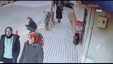 Bursa'da yardım görevlisinin çantasını çalan kadın kamerada