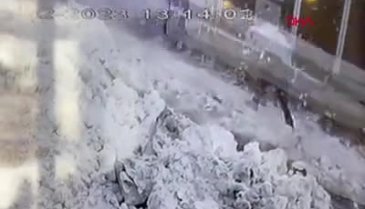 Bingöl'de kaldırımda yürürken üzerine kar kütlesi düştü