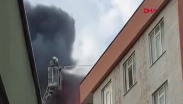 İstanbul'da binanın çatısı alev alev yandı