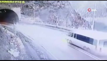 Artvin'de servis aracı heyelan altında kaldı