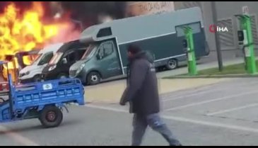 İstanbul'da park halindeki araçlar alev alev yandı
