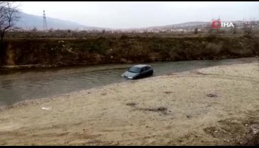 Bursa'da sürücüsü dereye düşen otomobilini çıkaramayınca bırakıp gitti