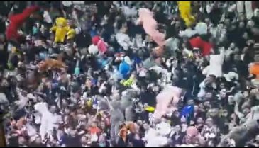 Beşiktaş tribünlerinden depremzede çocuklara oyunca yağmuru!