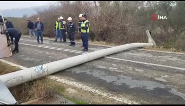 Bursa'da otomobil elektrik direğine çarptı
