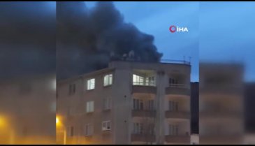 Bursa İnegöl'de apartmanın çatı katı alev alev yandı