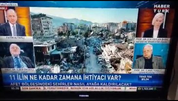 Şehir plancısı İlhan Tekeli canlı yayında koltuktan düştü