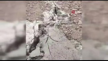Kahramanmaraş'ta depremde yarılan tarlalardan yüzeye su çıktı