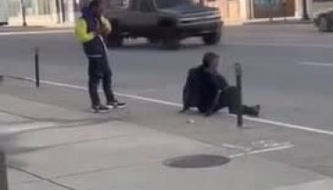 ABD'de sokakta oturan adamı vurdu