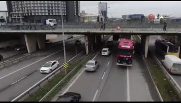 İstanbul'da tır yüklü tır köprüde sıkıştı