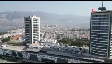 87 metrelik iki kuleye sahip yapı, depremde yerinden oynamadı