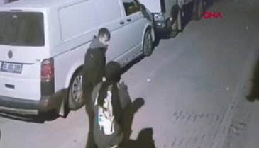 İstanbul'da kız arkadaşına sinirlendi, minibüsün aynasını omzuyla kırdı